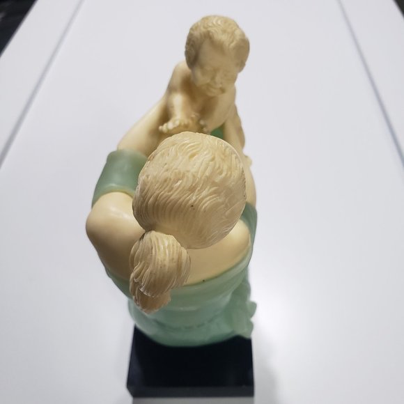 Beautiful Statuette of Mother and Child. Perfect for any decor. - Picture 4 of 6